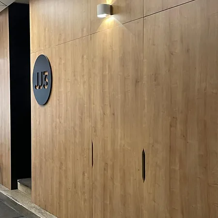 Parkside Designer Duplex Free Parking Apartment *